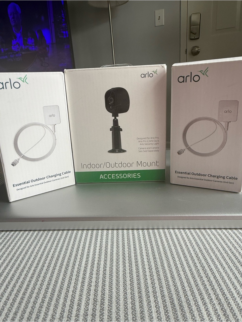 Arlo Indoor/Outdoor Mount and 2 Essential Outdoor Charging Cable - White